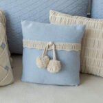 Almofada em Tricot com Pingente de Pompom Bento