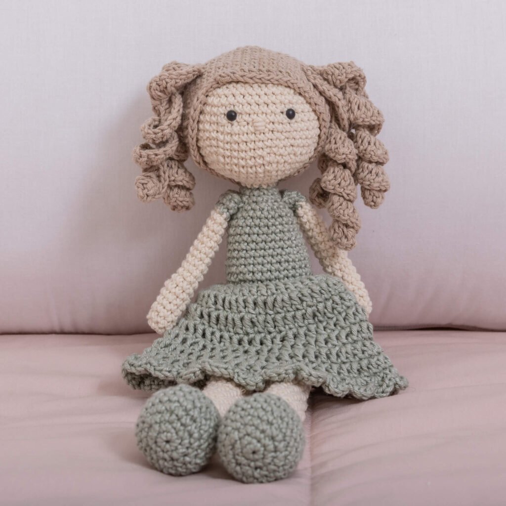Boneca Decorativa Vestido Verde em Amigurumi Meninice