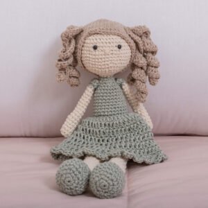 Boneca Decorativa Vestido Verde em Amigurumi Meninice
