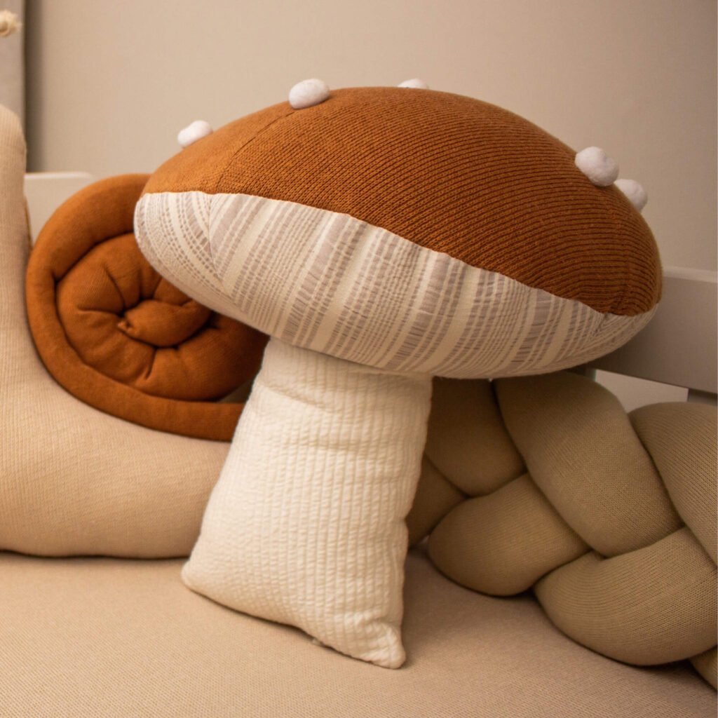 Almofada Formato Cogumelo em Tricot Cobre Claro com Pompons