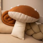 Almofada Formato Cogumelo em Tricot Cobre Claro com Pompons