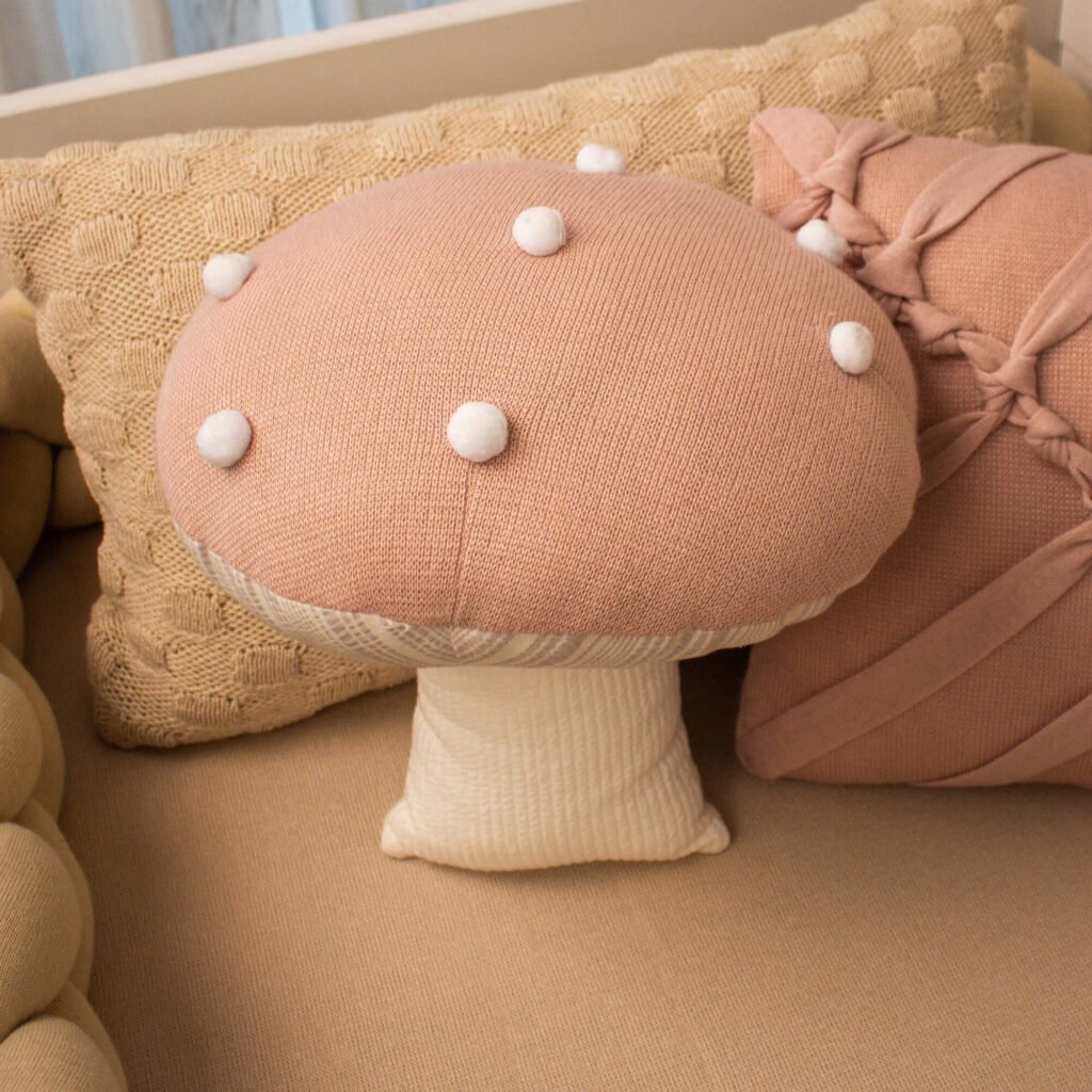 Almofada Formato Cogumelo em Tricot Rosa Una com Pompons