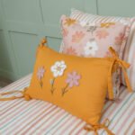 Almofada Bordada Flores com Laços