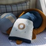 Almofada Formato Foguete em Tricot com Bordados