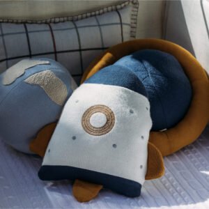 Almofada Formato Foguete em Tricot com Bordados