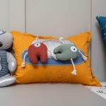 Almofada Bordada Nave Espacial com Alienígenas em Alto Relevo