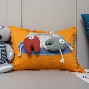 Almofada Bordada Nave Espacial com Alienígenas em Alto Relevo