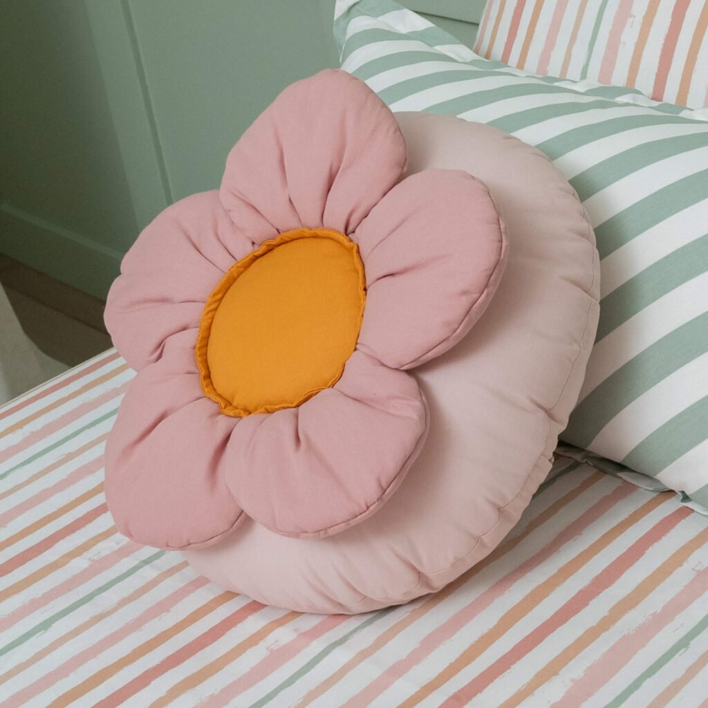 Almofada Redonda com Flor em Relevo