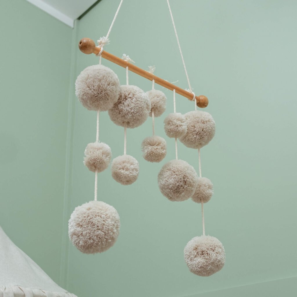 Móbile de Teto de Pompons Bege