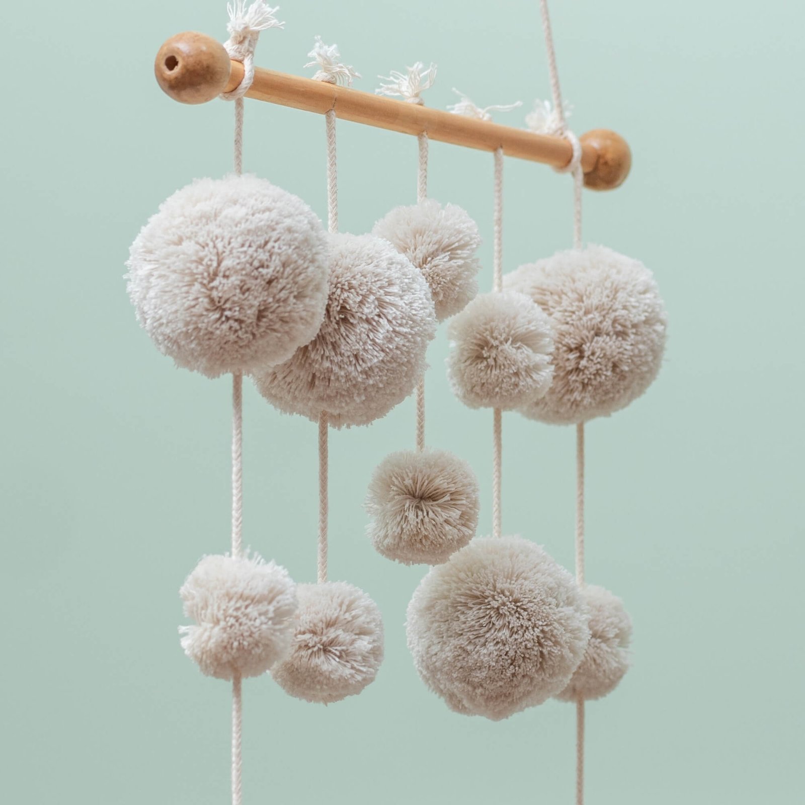mobile-pompons (2)