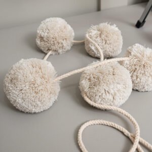 Penduricalho de Pompons Bege para Cama