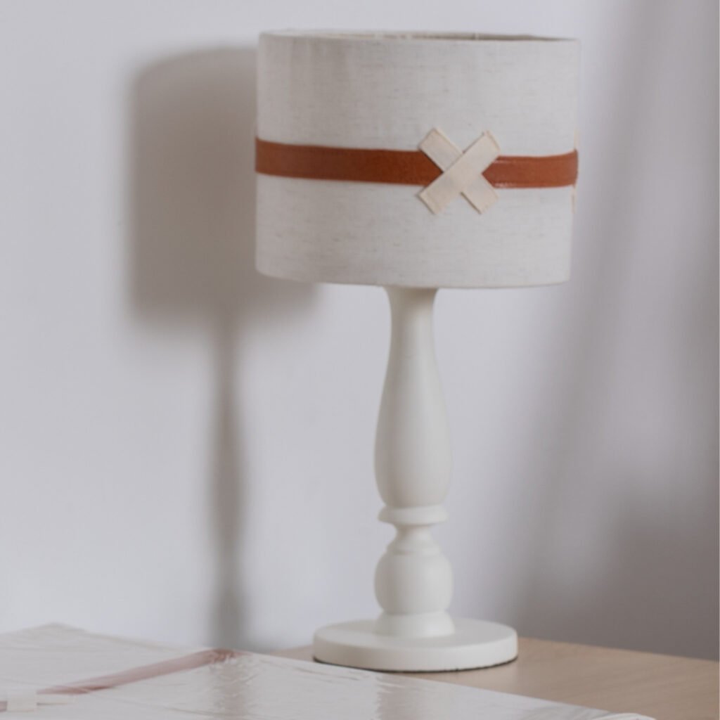 Abajur com Cúpula em Linho e Detalhe Courino Fazendinha