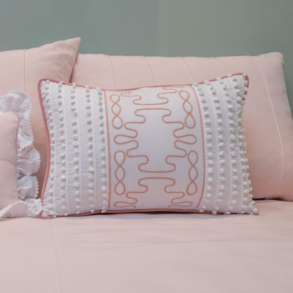 Almofada Bordada Arabesco com Pompons Mel