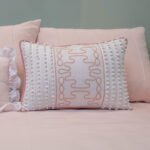 Almofada Bordada Arabesco com Pompons Mel