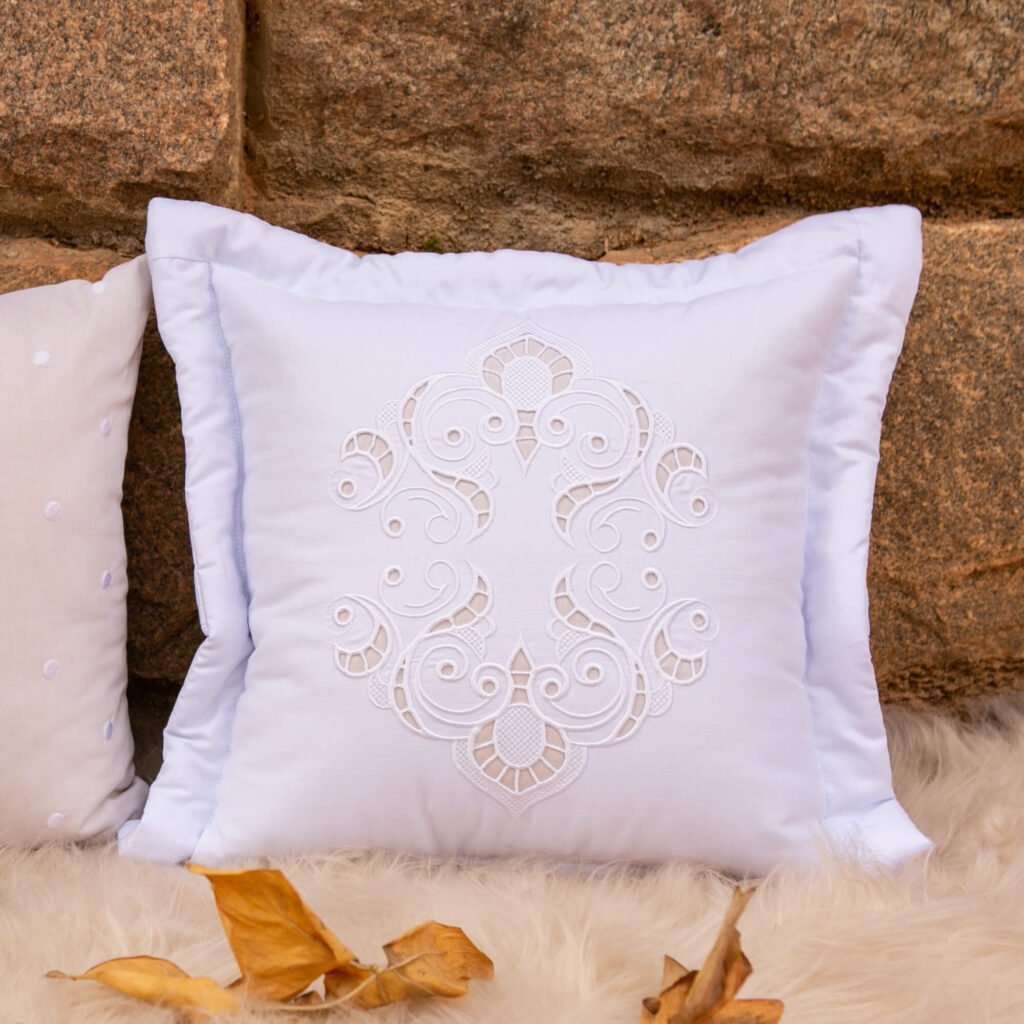 Almofada Bordada Richelieu com Borda Noah