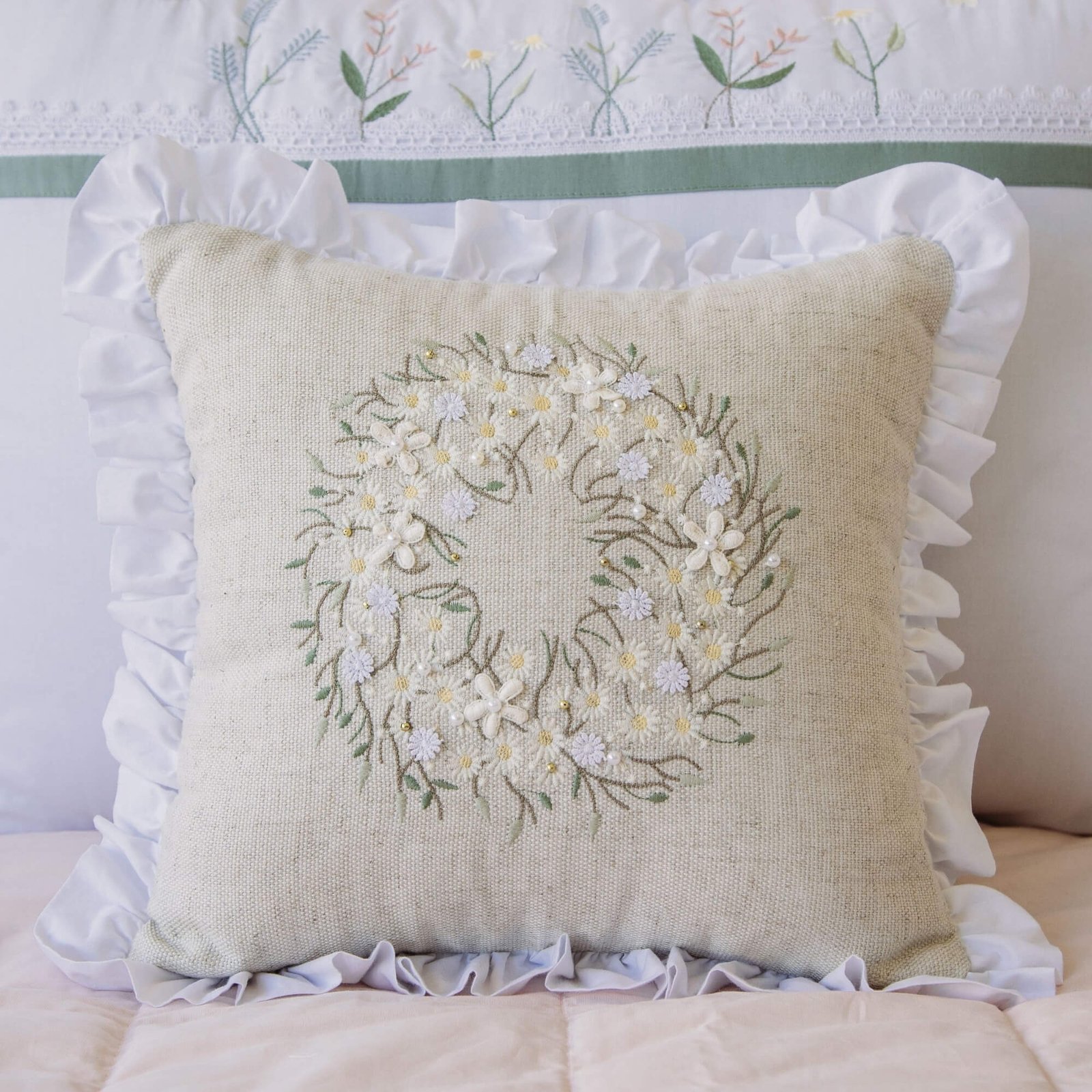 almofada-brasao-de-flores-camomila (1)