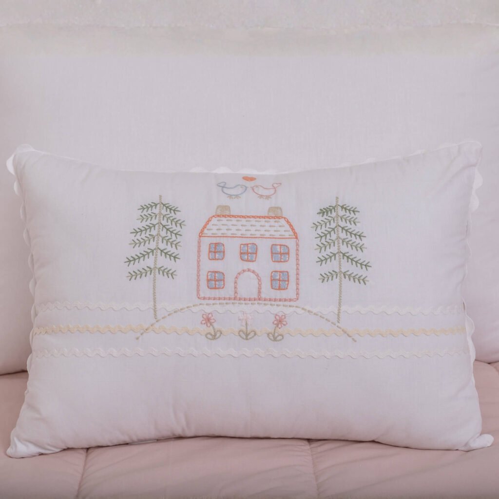 Almofada Bordada Casinha com Sianinha Meninice