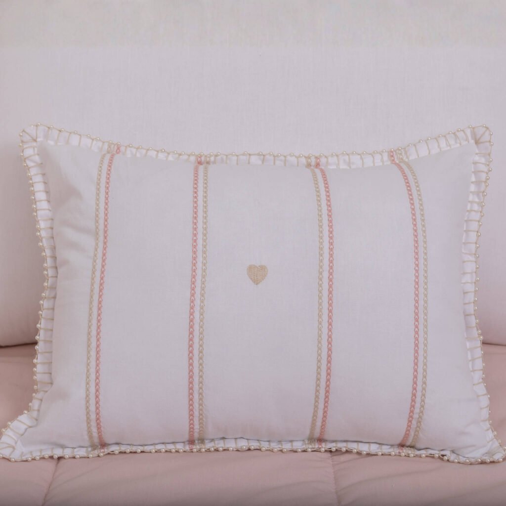 Almofada Bordada com Caseado e Pérolas Meninice