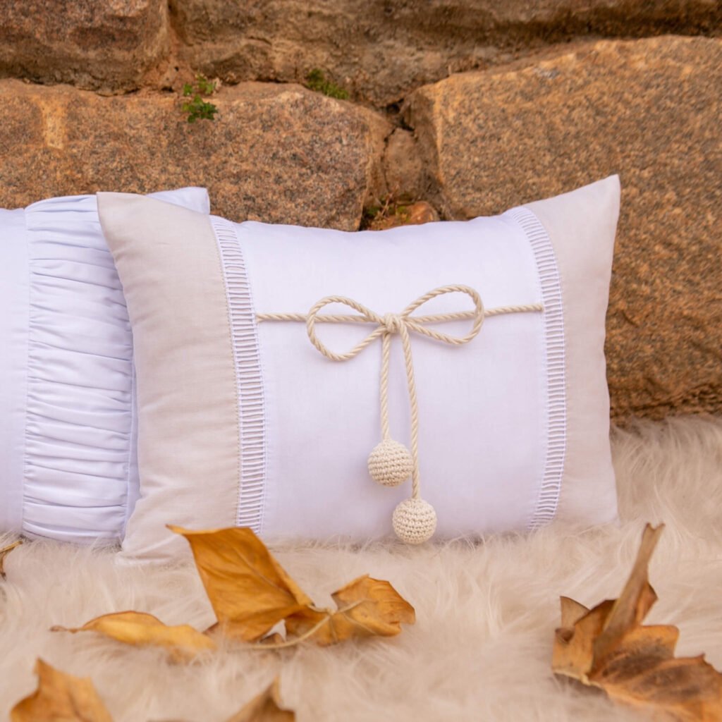 Almofada com Detalhe Handmade Noah