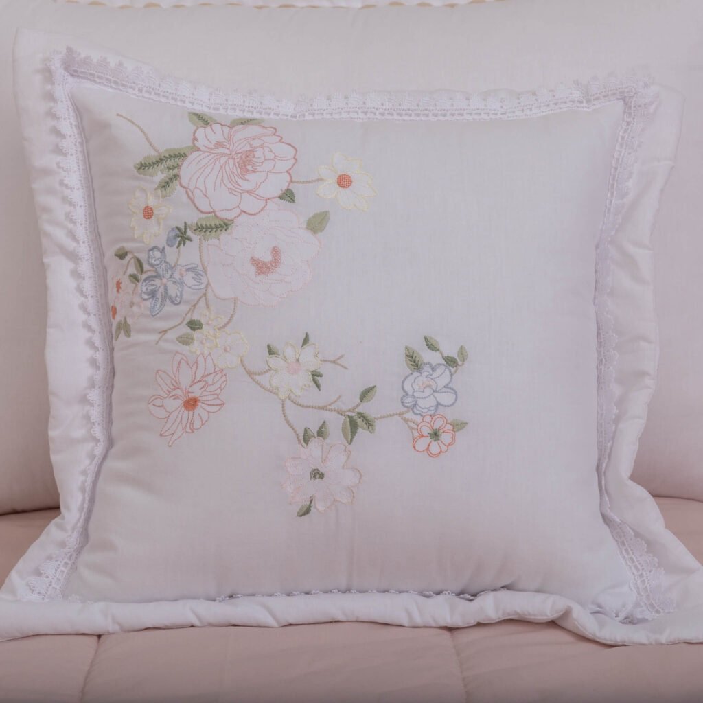 Almofada Bordada Flores com Borda Meninice