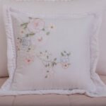 Almofada Bordada Flores com Borda Meninice