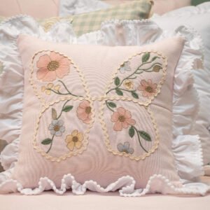 Almofada Bordada Borboleta com Flores Mel