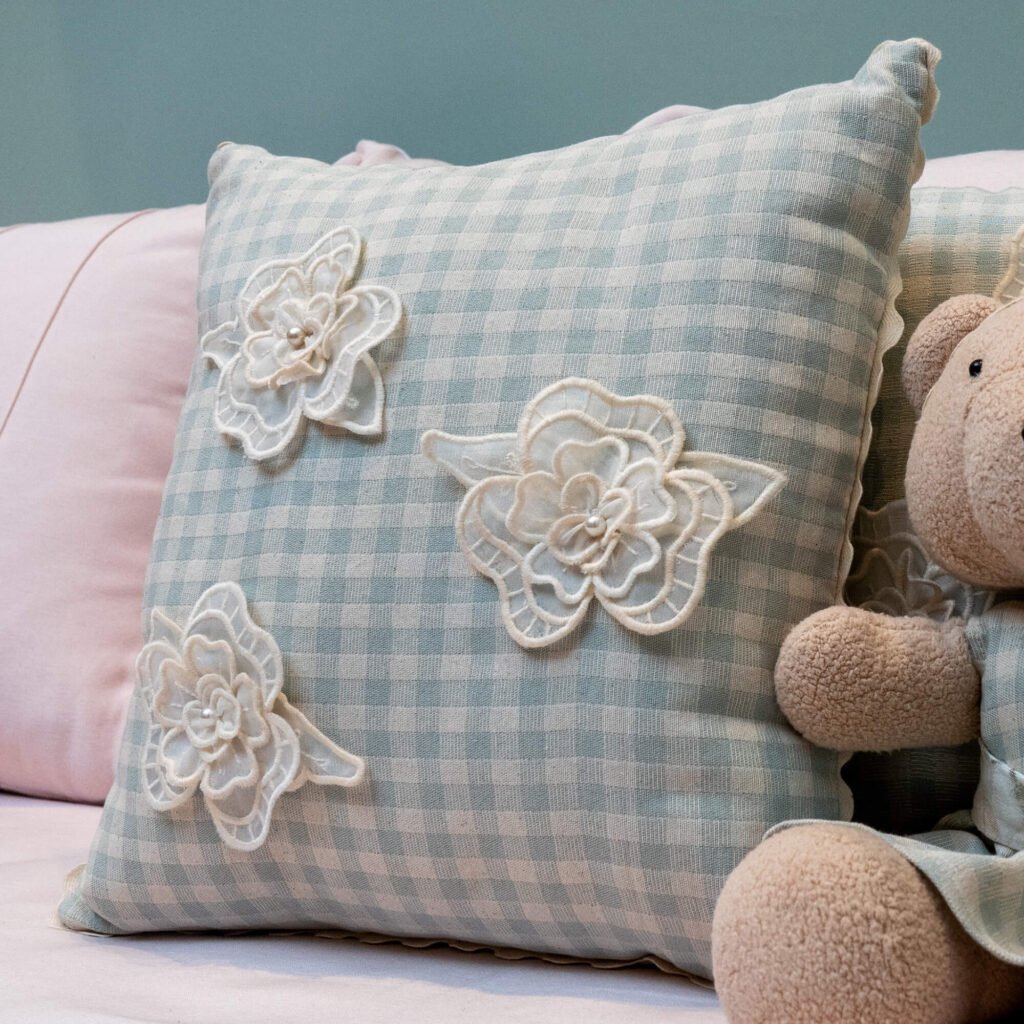 Almofada com Flores em Relevo Mel