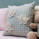 Almofada com Flores em Relevo Mel