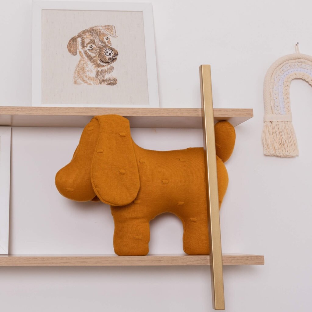 Almofada Formato Cachorro em Tricot Poá Ouro Flick