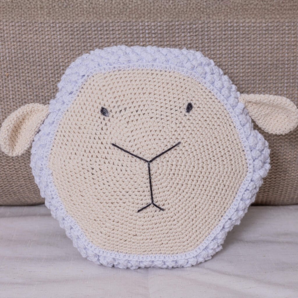 Almofada Formato Rosto de Ovelha em Amigurumi Fazendinha
