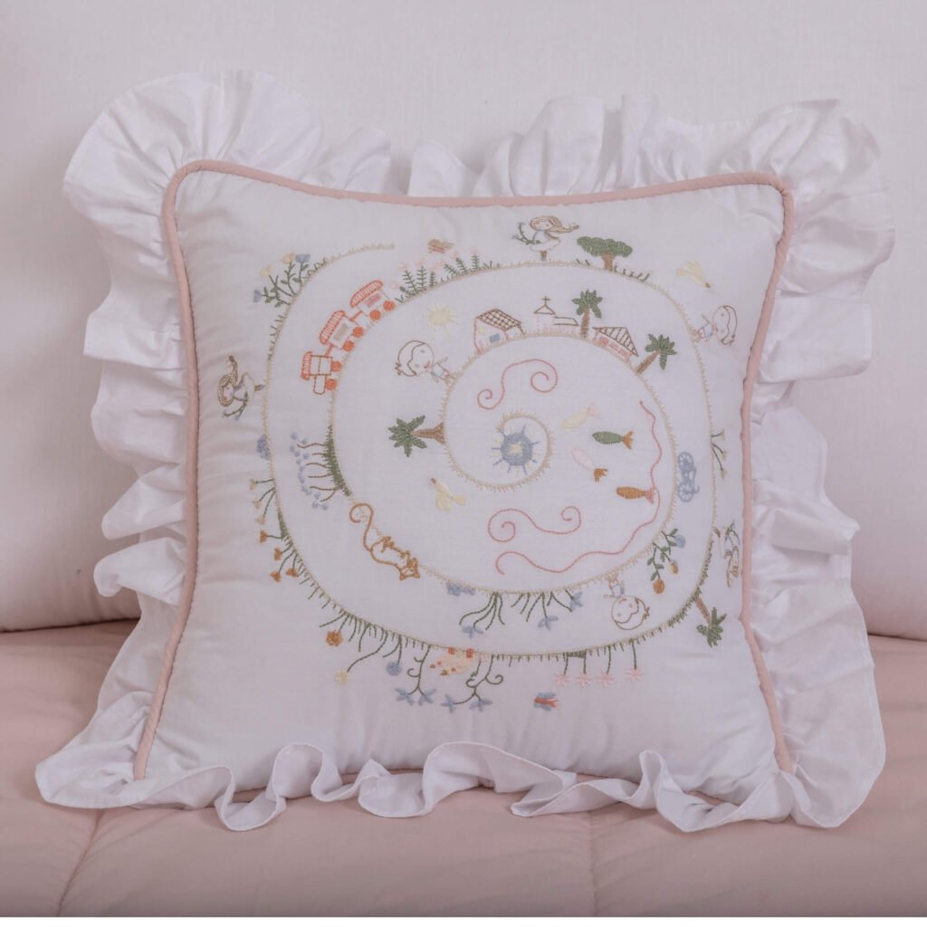 Almofada Bordada Memórias com Babado Meninice