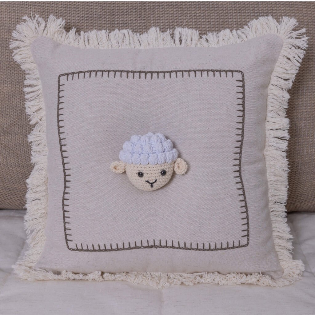 Almofada em Linho com Ovelhinha em Amigurumi Fazendinha