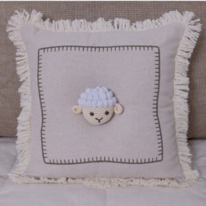Almofada em Linho com Ovelhinha em Amigurumi Fazendinha
