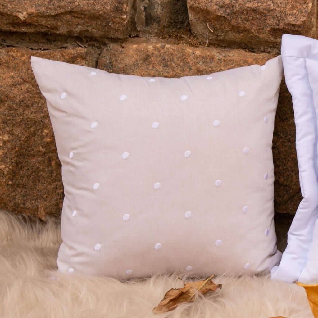 Almofada em Oxford Bordada Poá Noah