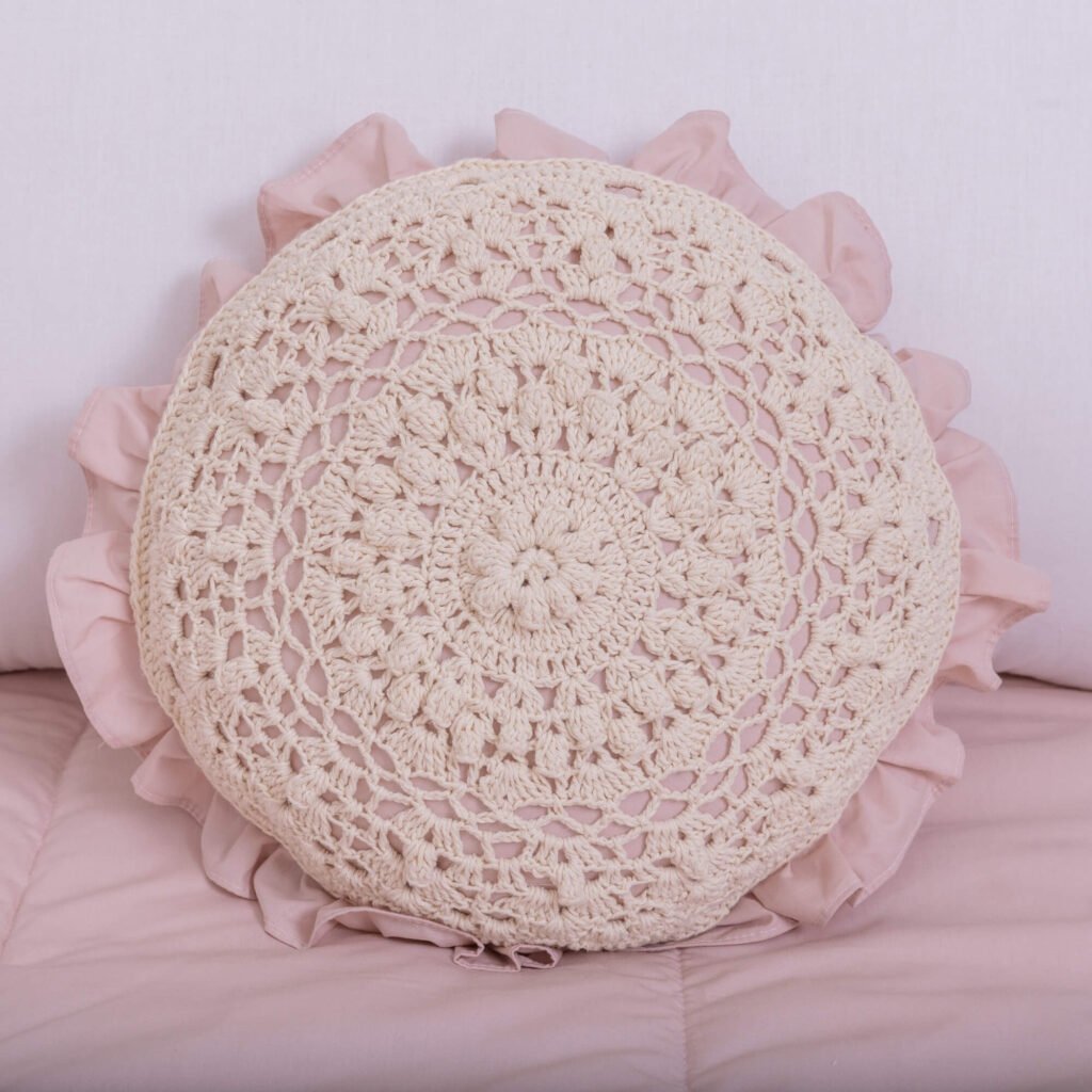 Almofada Redonda com Sobreposição de Crochê Meninice