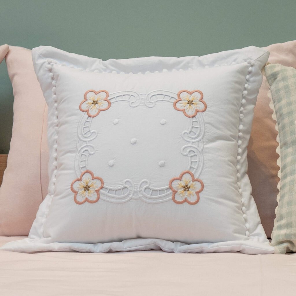 Almofada Bordada Richelieu com Flores Mel