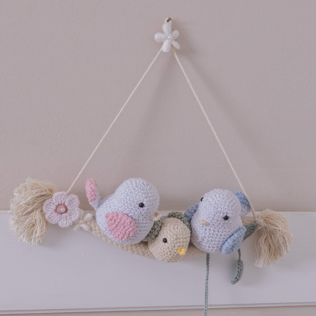 Decoração de Parede Família de Passarinhos em Amigurumi Meninice