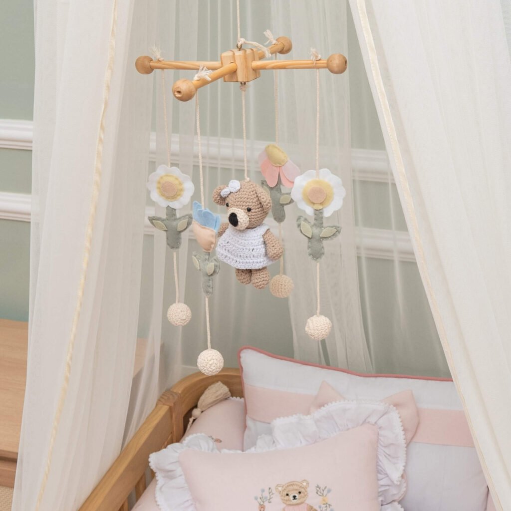 Móbile Decorativo Ursa em Amigurumi Mel
