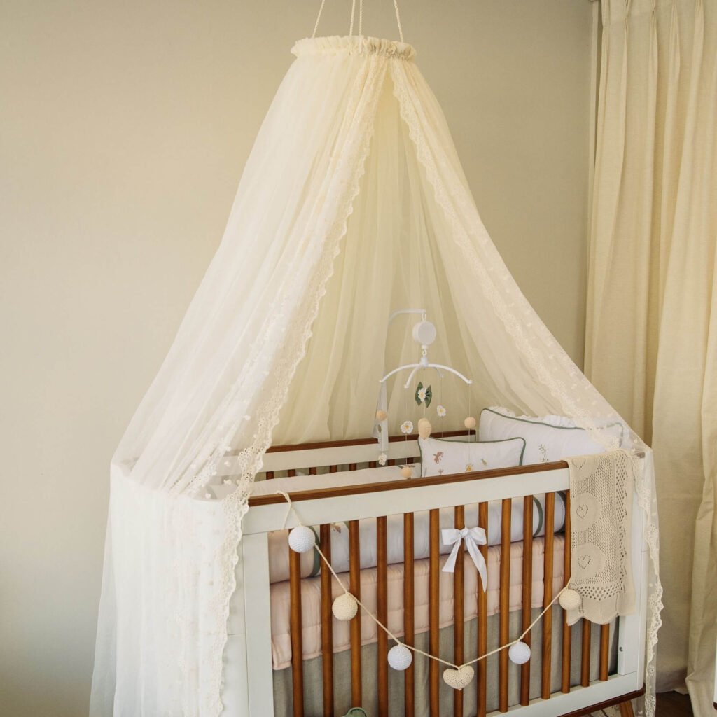 Mosquiteiro de Teto em Voil com Renda Camomila