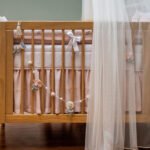 Penduricalho de Berço em Flores em Feltro Mel