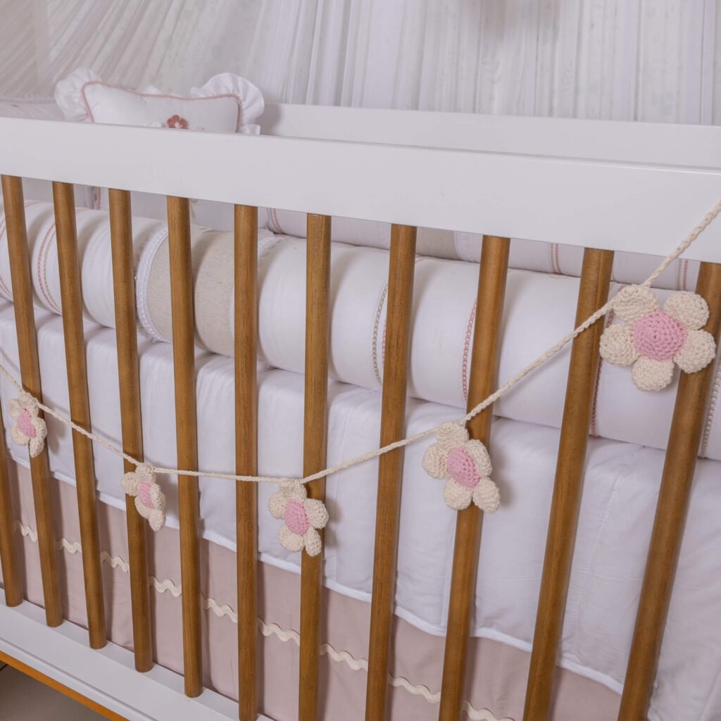 Penduricalho de Berço Flores Amigurumi Meninice