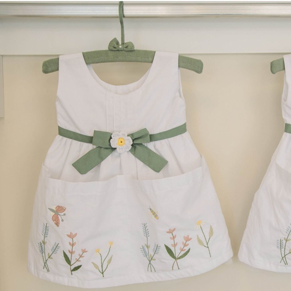 Porta Trecos Formato Vestido com Bordado Camomila