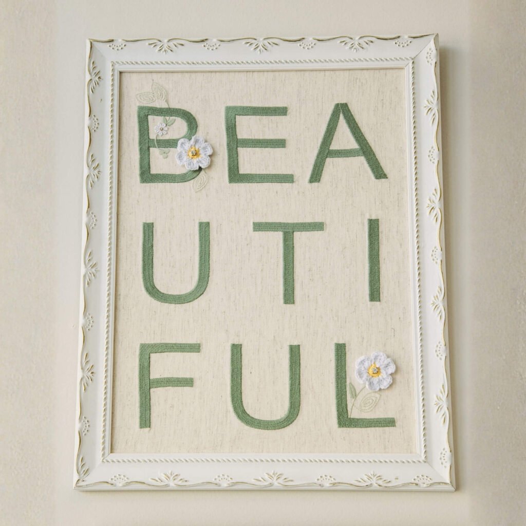 Quadro Bordado Beautiful Camomila