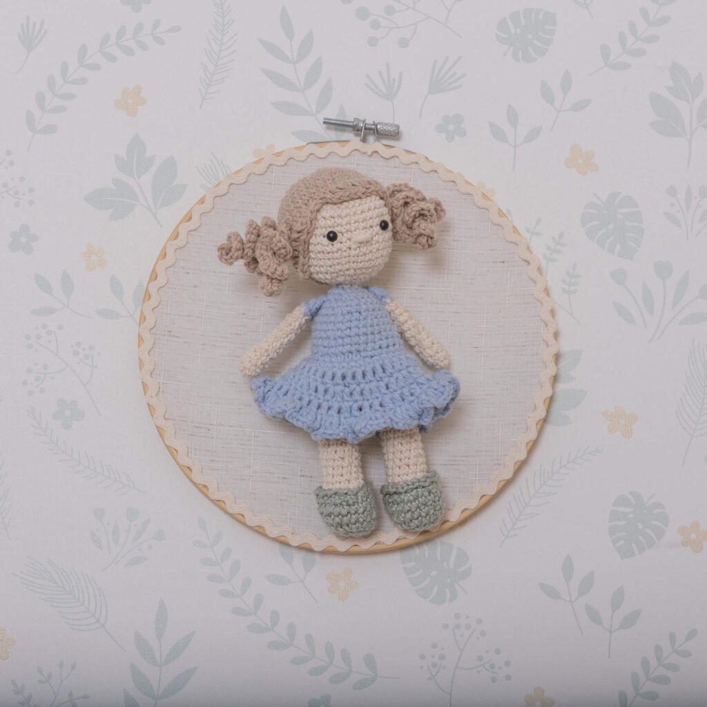Quadro Bastidor Boneca em Amigurumi Meninice