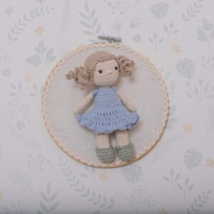 Quadro Bastidor Boneca em Amigurumi Meninice