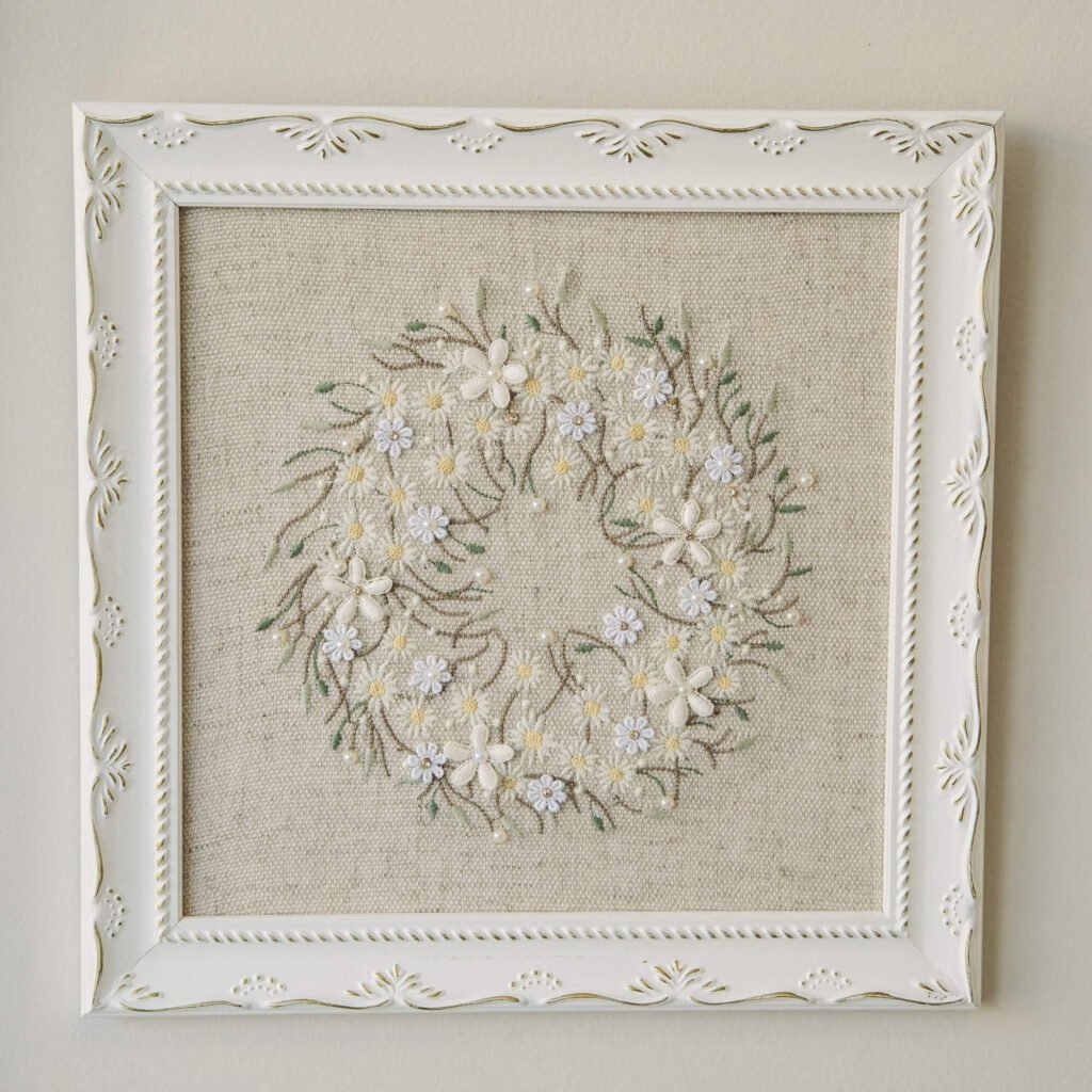 Quadro Bordado Brasão de Flores Camomila