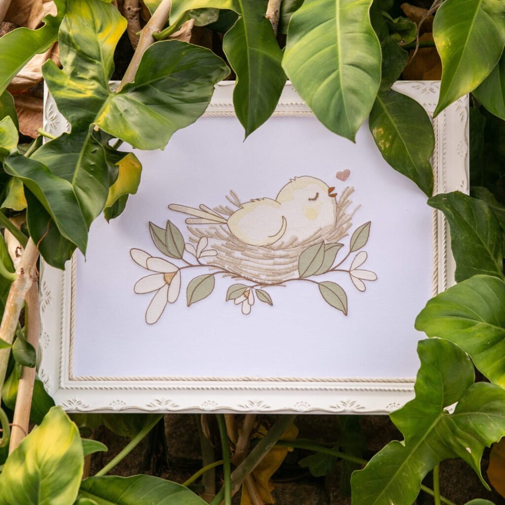 Quadro Bordado Passarinho no Ninho Noah