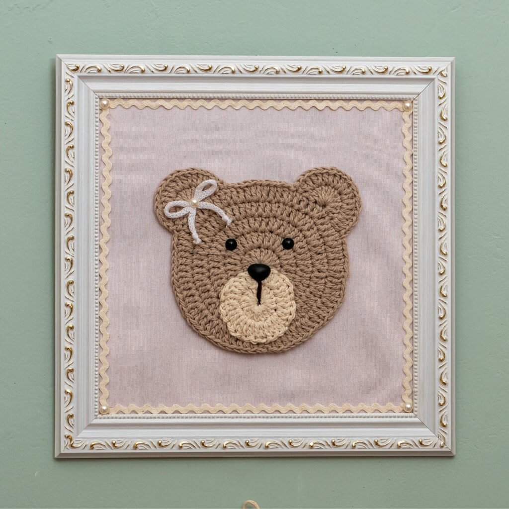 Quadro Ursa em Crochê Mel