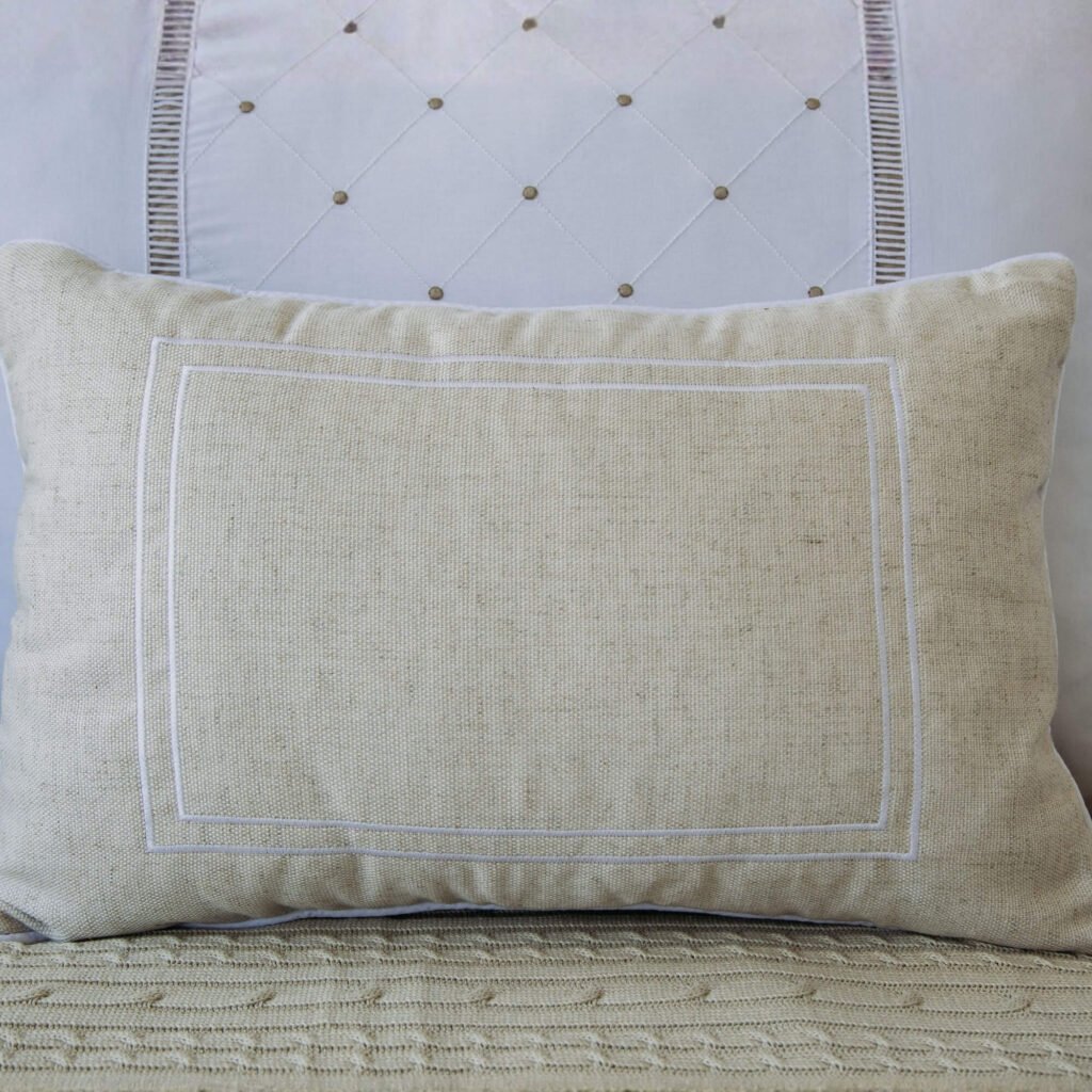 Almofada em Linhão Bordada Moldura Kim