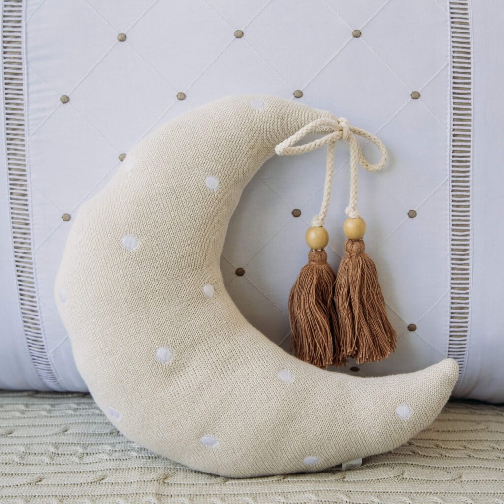 Almofada Formato Lua em Tricot Bordada Poá Kim